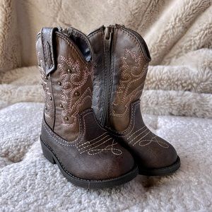 Excellent condition baby girls embroidered cowboy boots size 5 infant